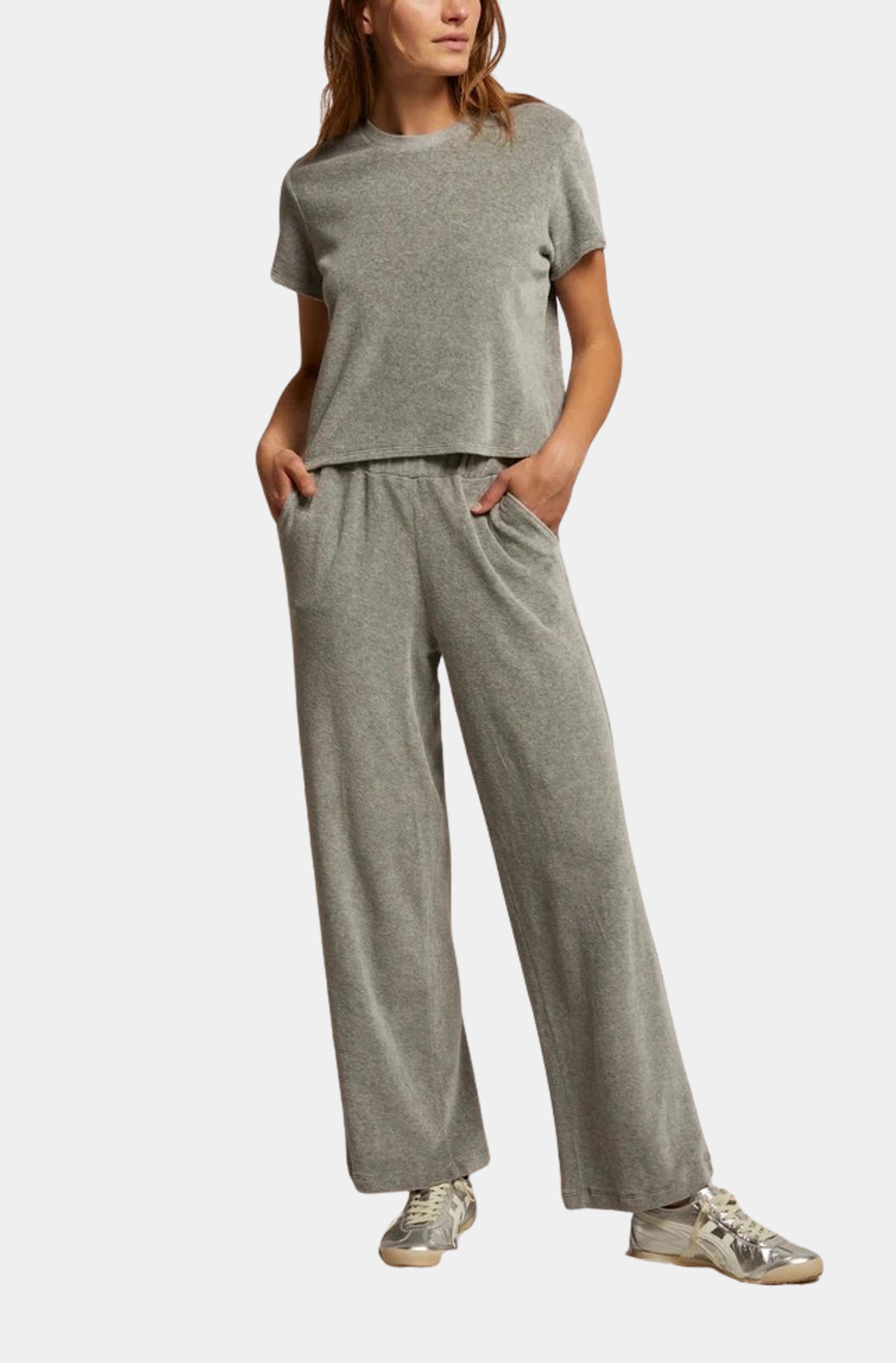 Comfortable gray velour wide leg sweatpant outfit